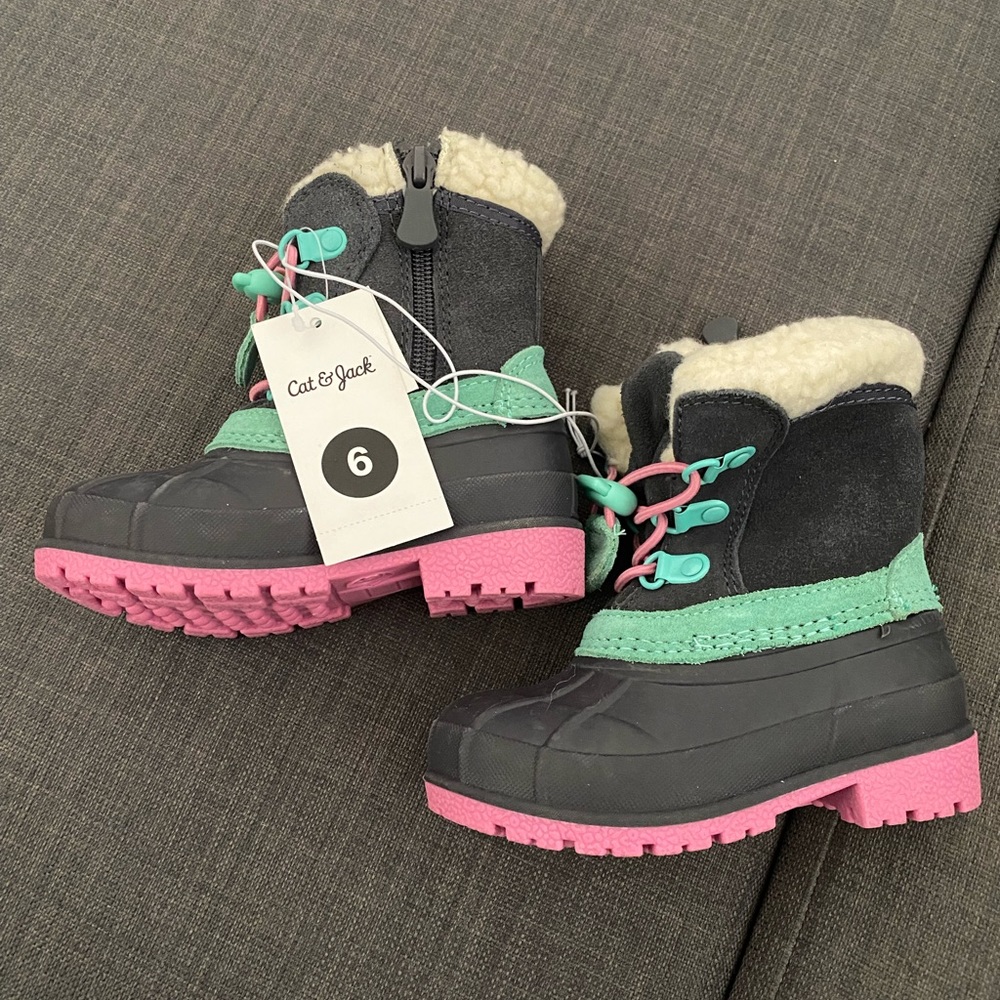 New With Tags, Cat & Jack girls snow boots 6